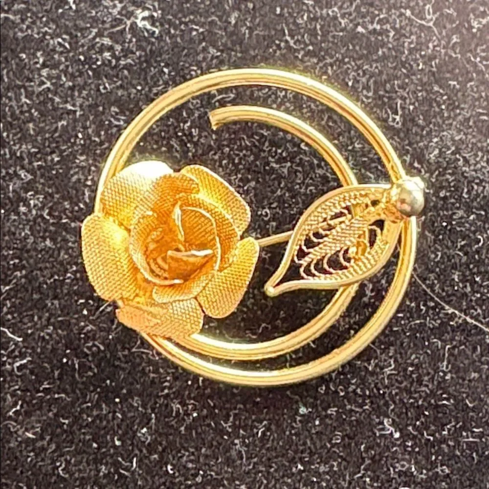 Elegant Gold Floral Brooch